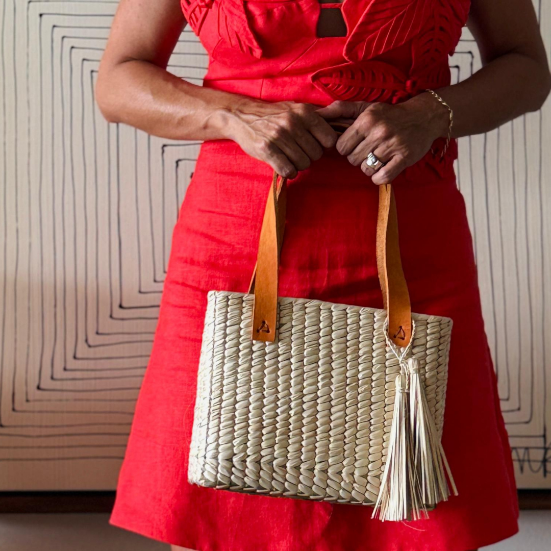 Bolsa de palma natural chica con asa de piel estilo tropical - Palo Rosa Arte y Diseño