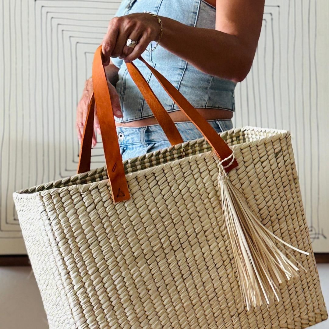 Bolsa de palma natural grande con asa de piel estilo tropical. Estilo y funcionalidad - Palo Rosa Arte y Diseño