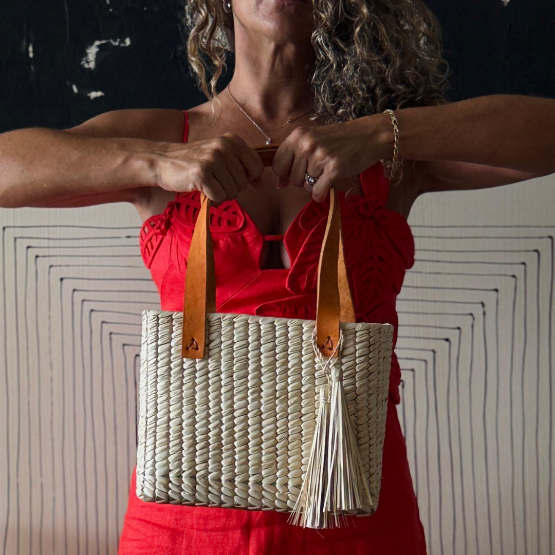 Bolsa de palma natural chica con asa de piel estilo tropical - Palo Rosa Arte y Diseño