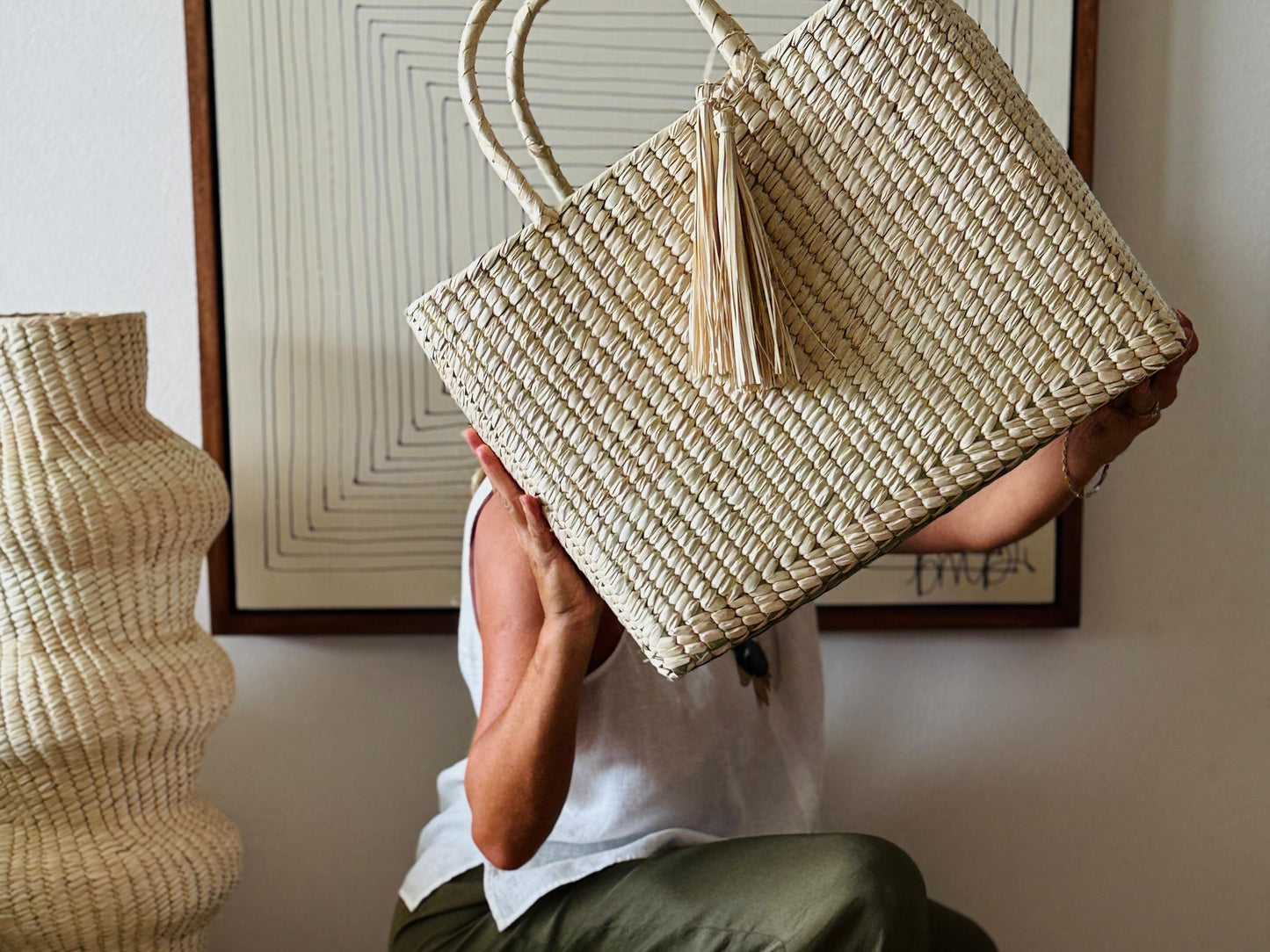 Bolsa Picnic con Asa de Piel Estilo Tropical y Funcionalidad Artesanal