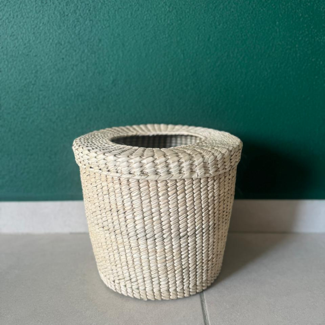 Cesto de Basura con Tapa de Tejido Artesanal - 27x27 cm - Palo Rosa Arte y Diseño