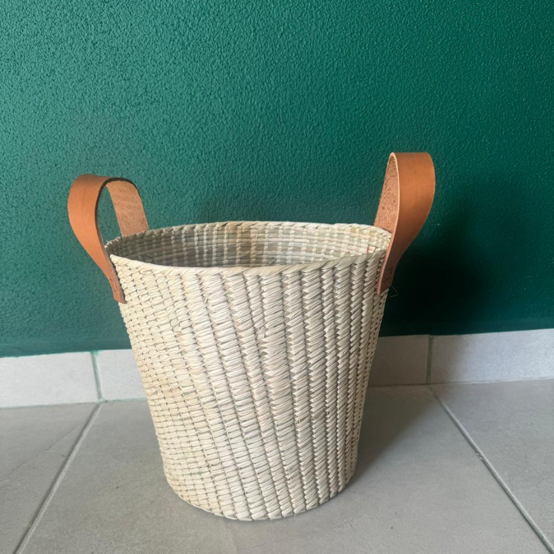 Cesto Abierto de Palma con Asas de Piel - Almacenaje Artesanal de Alta Calidad - Palo Rosa Arte y Diseño