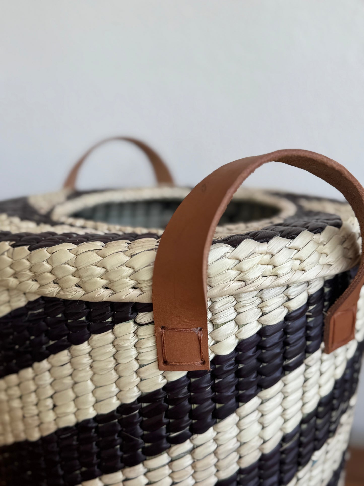 Cesto de basura. Palma con Tapa y Asa de Piel - Palo Rosa Arte y Diseño