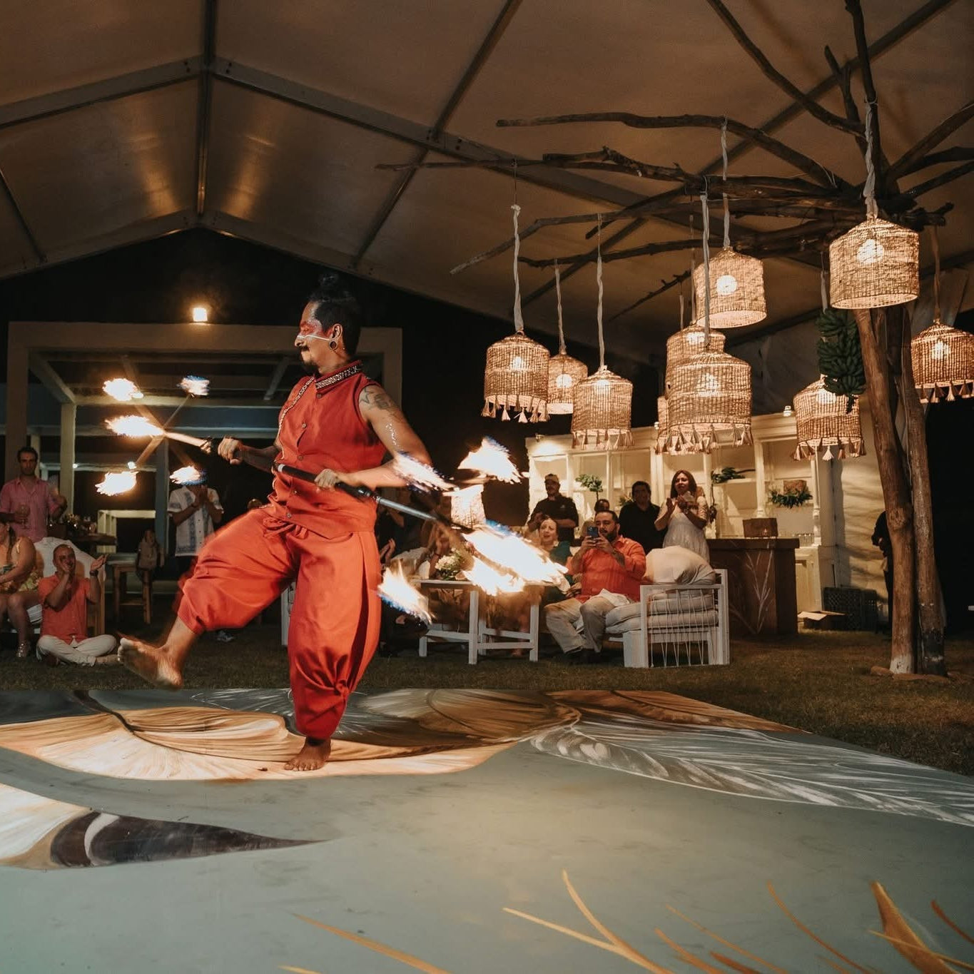 Pantalla con borlas - Palo Rosa Arte y Diseño