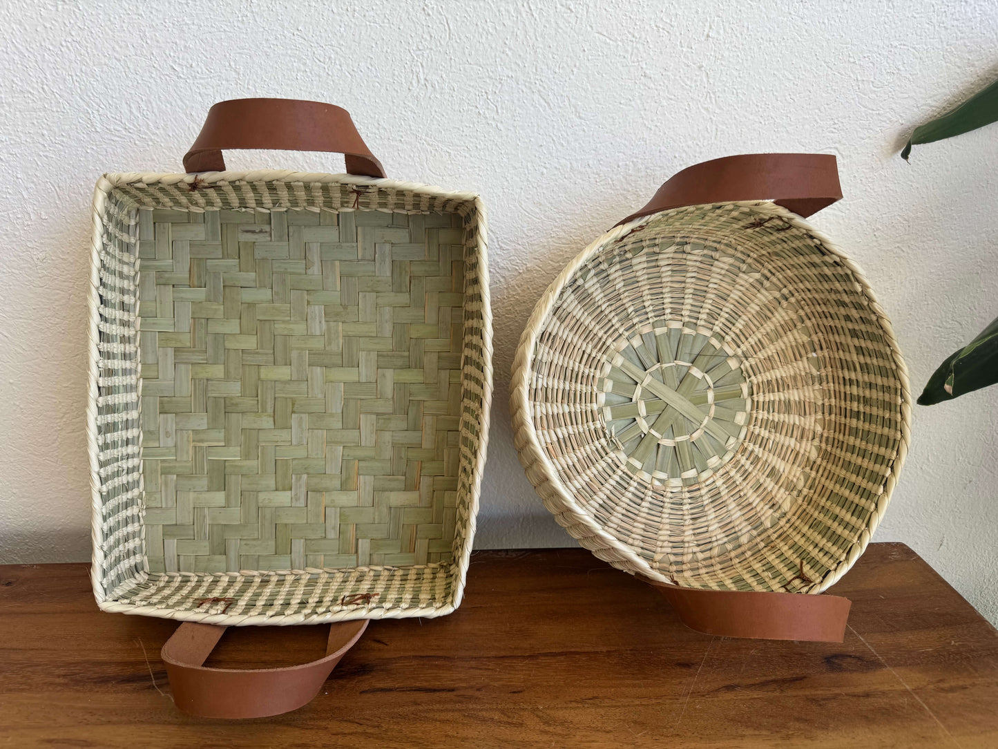 Panera de Palma con Asas de Piel - Diseño Artesanal y Funcional para el Hogar - Palo Rosa Arte y Diseño