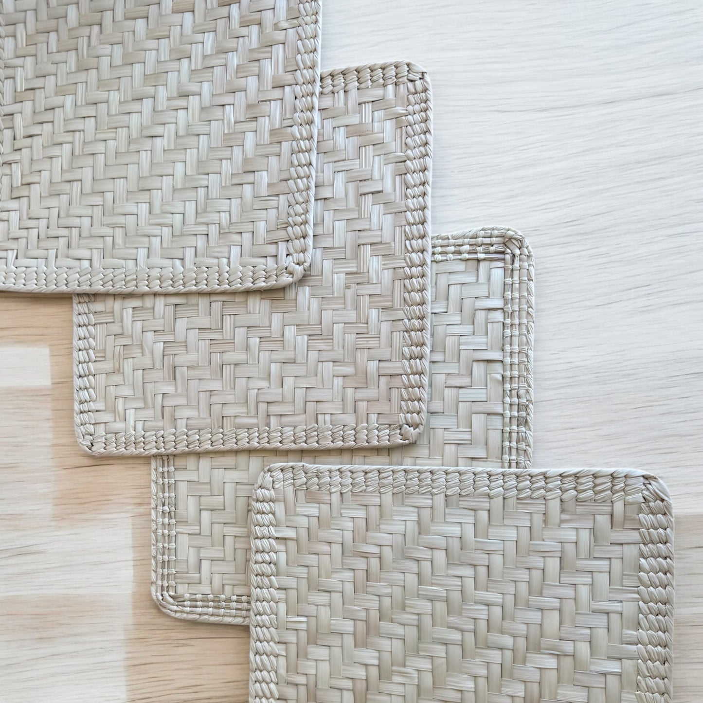 Set de 4 Individuales de Palma – Elegancia Artesanal para tu Mesa - Palo Rosa Arte y Diseño