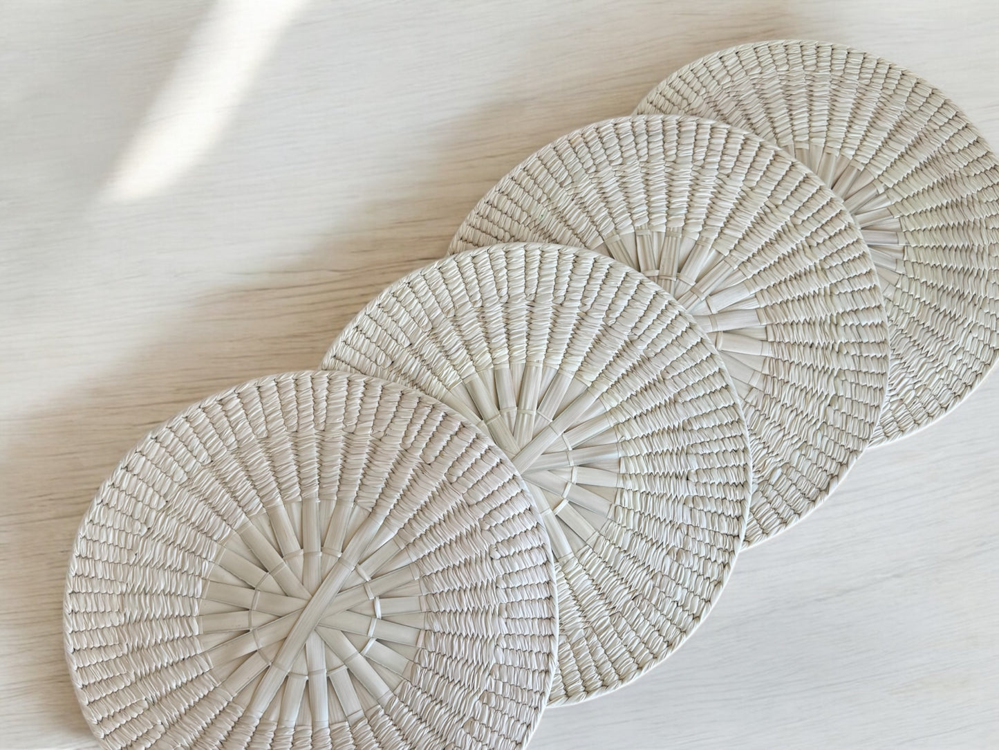 Set de 4 Individuales de Palma – Elegancia Artesanal para tu Mesa - Palo Rosa Arte y Diseño