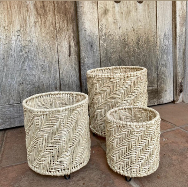 Set de 3 Macetas de Palma con Estructura de Herrería – Diseño Artesanal para Interior y Exterior - Palo Rosa Arte y Diseño