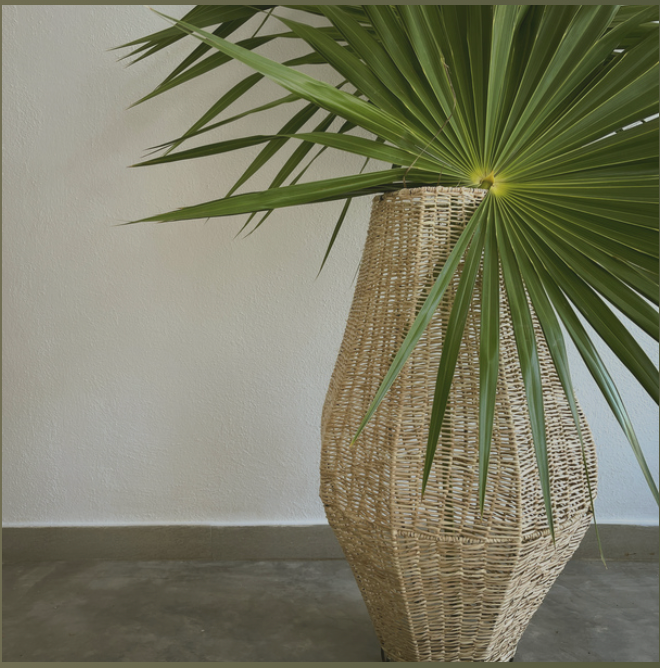 Jarrón Decorativo de Tejido Artesanal con Estructura de Herrería - 1m de Alto - Palo Rosa Arte y Diseño