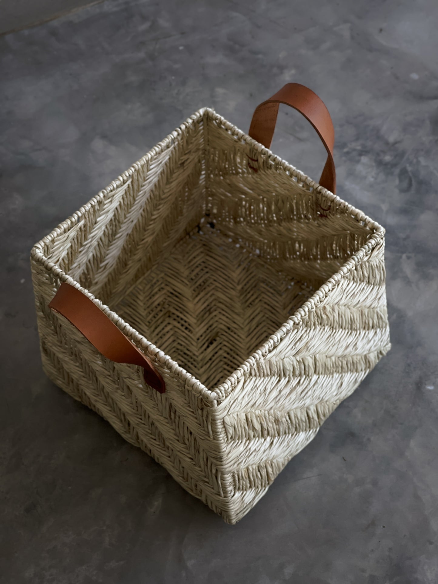 Cesto de Palma con Herrería y Asa de Piel – Elegancia y Funcionalidad para tu Hogar