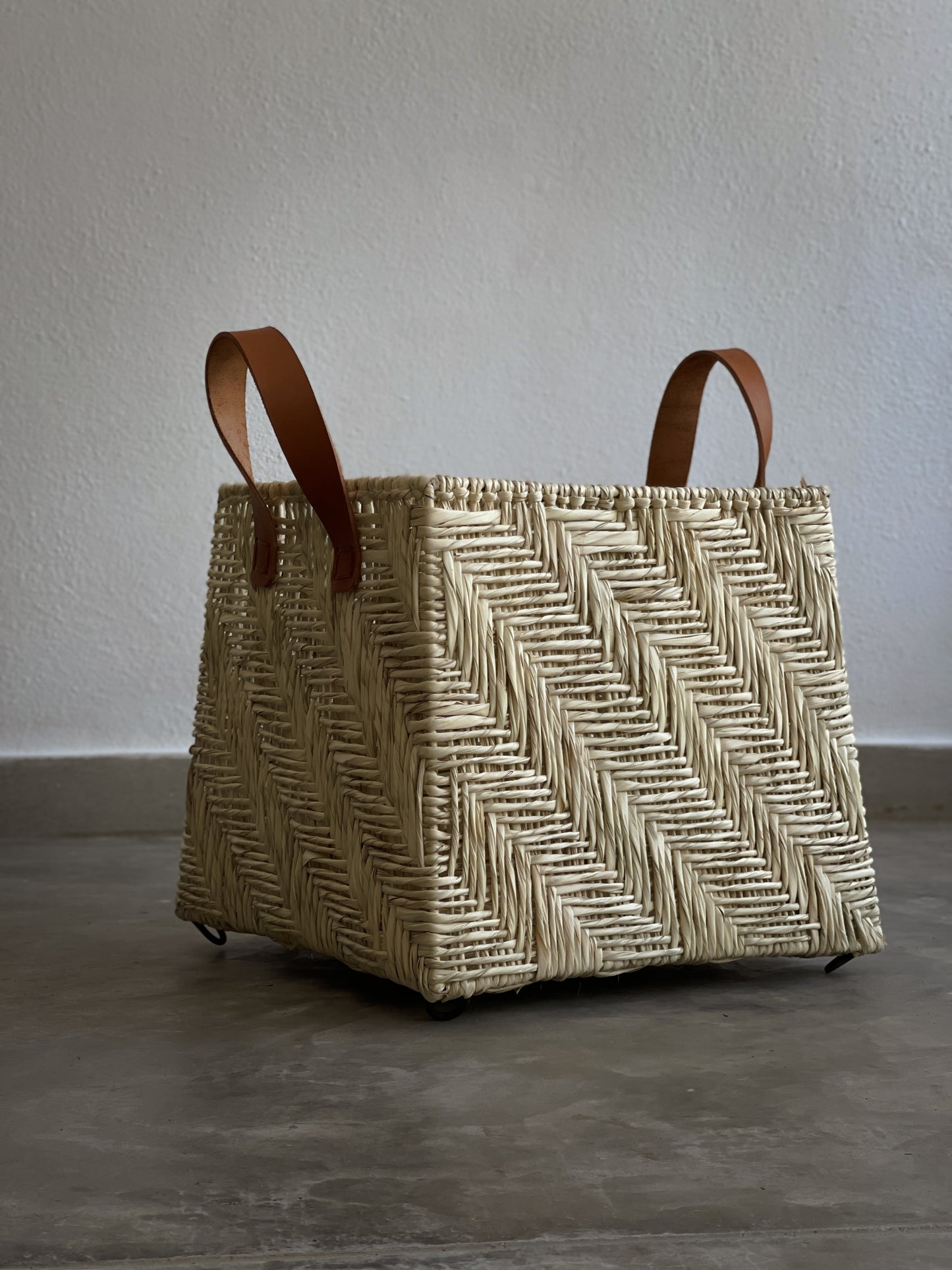 Cesto de Palma con Herrería y Asa de Piel – Elegancia y Funcionalidad para tu Hogar