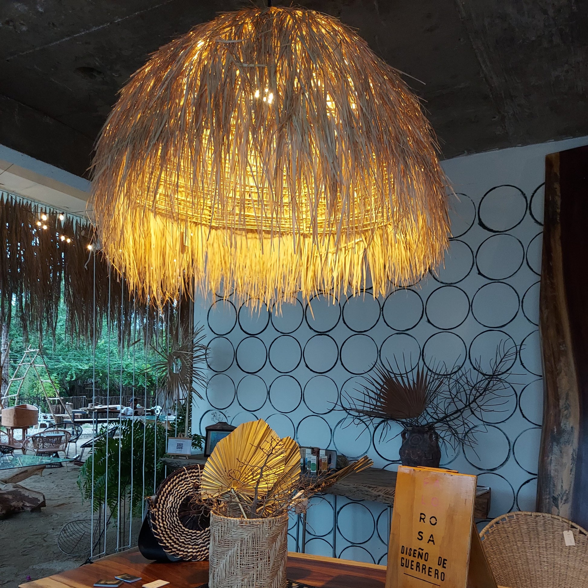 Lámpara Mechuda – Diseño Contemporaneo y Tropical - Palo Rosa Arte y Diseño