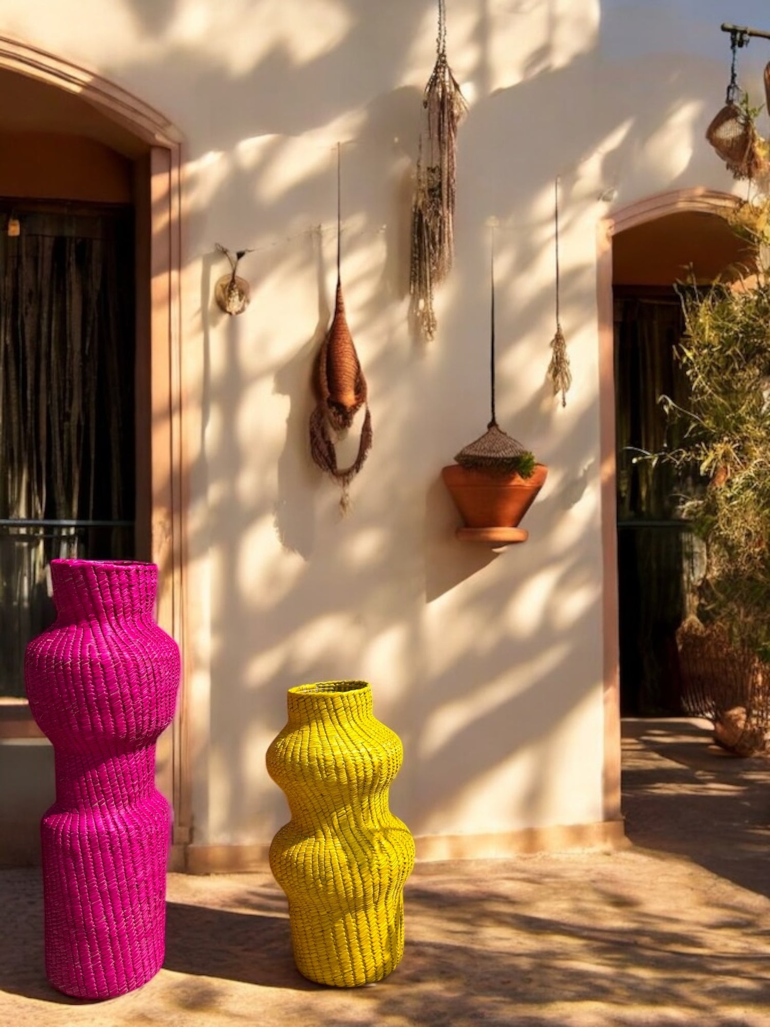 Jarrones Tejidos de Palma – Color y Artesanía para Tu Espacio - Palo Rosa Arte y Diseño