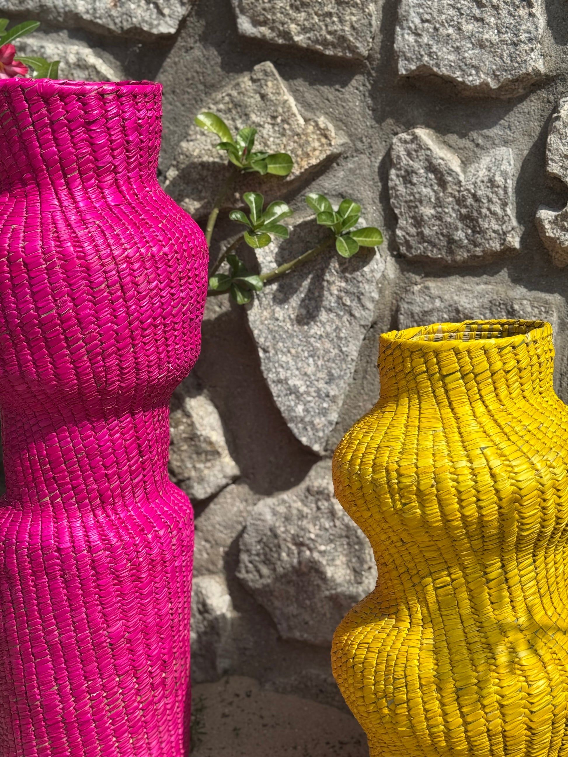Jarrones Tejidos de Palma – Color y Artesanía para Tu Espacio - Palo Rosa Arte y Diseño