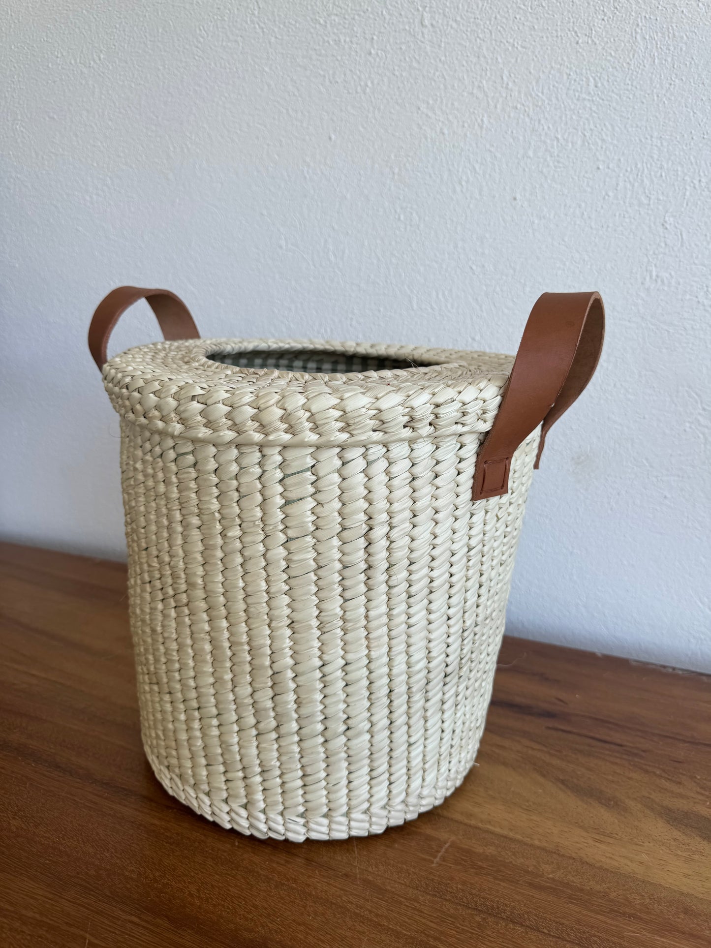 Cesto de basura. Palma con Tapa y Asa de Piel