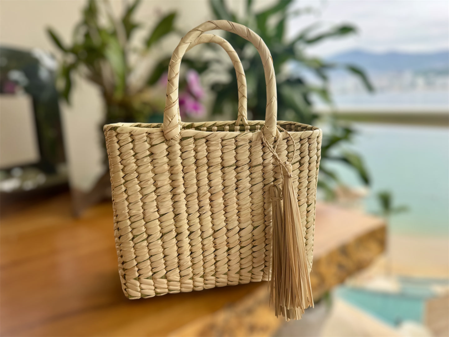 Bolsa Picnic con Asa de Piel Estilo Tropical y Funcionalidad Artesanal