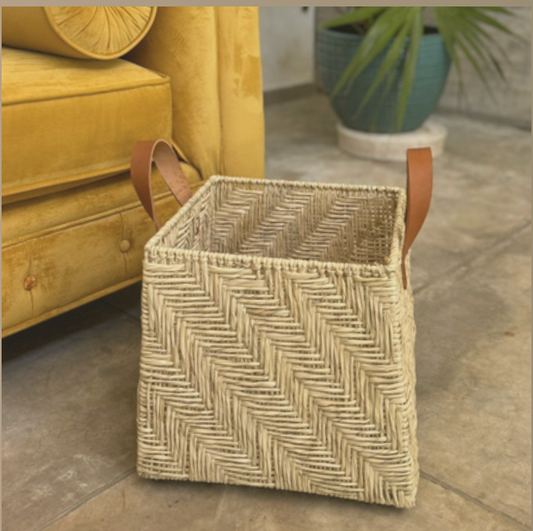 Cesto de Palma con Herrería y Asa de Piel – Elegancia y Funcionalidad para tu Hogar