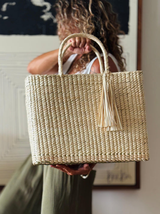 Bolsa Picnic con Asa de Piel Estilo Tropical y Funcionalidad Artesanal